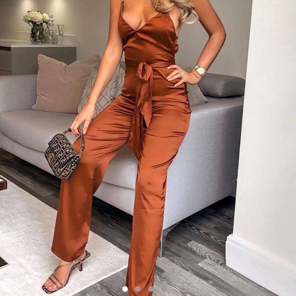 ❣️🤎Silky Jumpsuit!🤎❣️